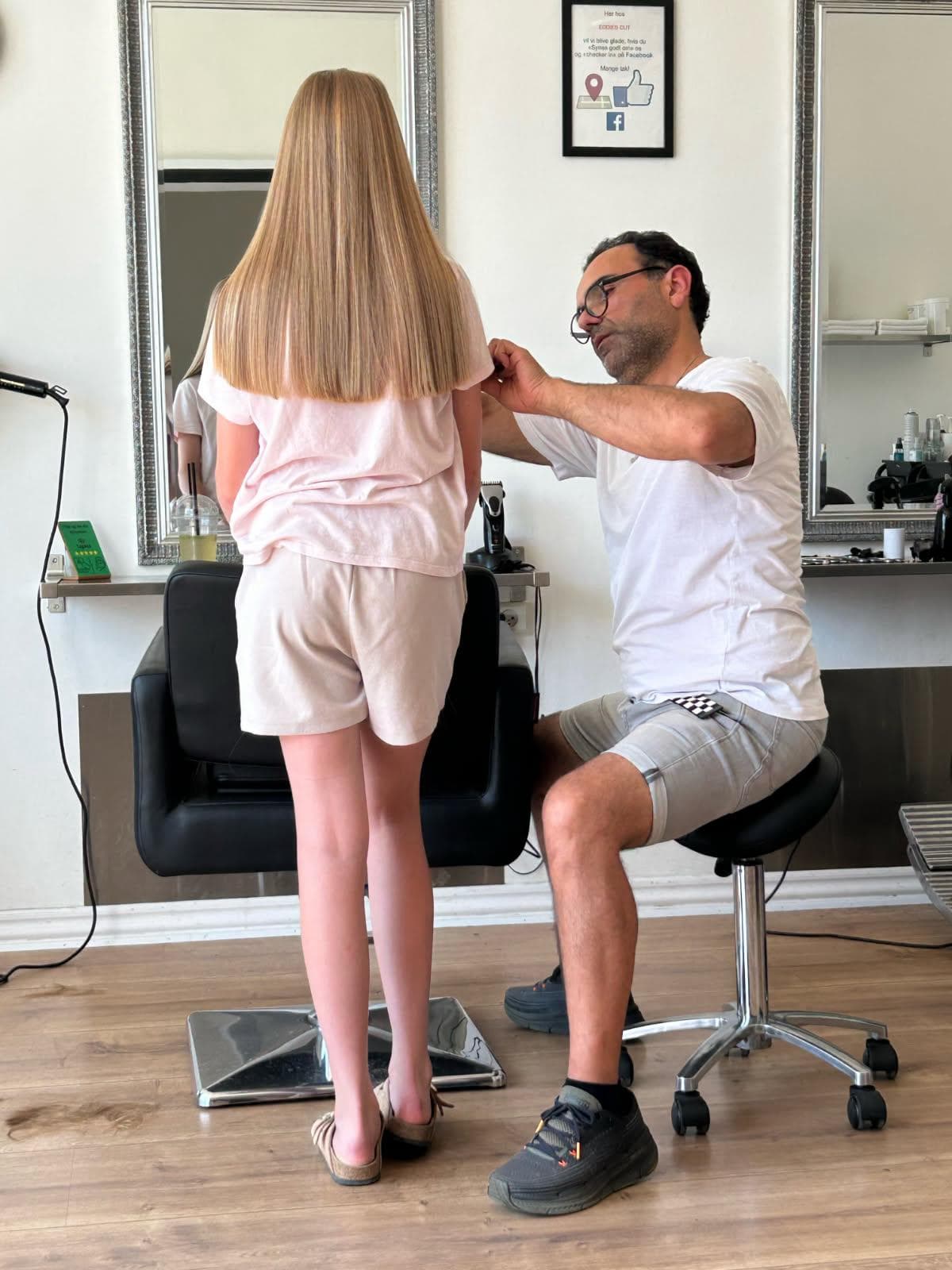 Eddie klipper en kunde hos sin frisør salon i Hellerup